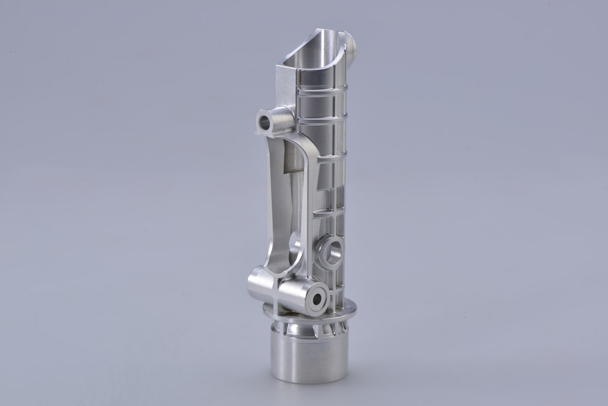 Componente in alluminio con finitura lucida a specchio certificata ISO